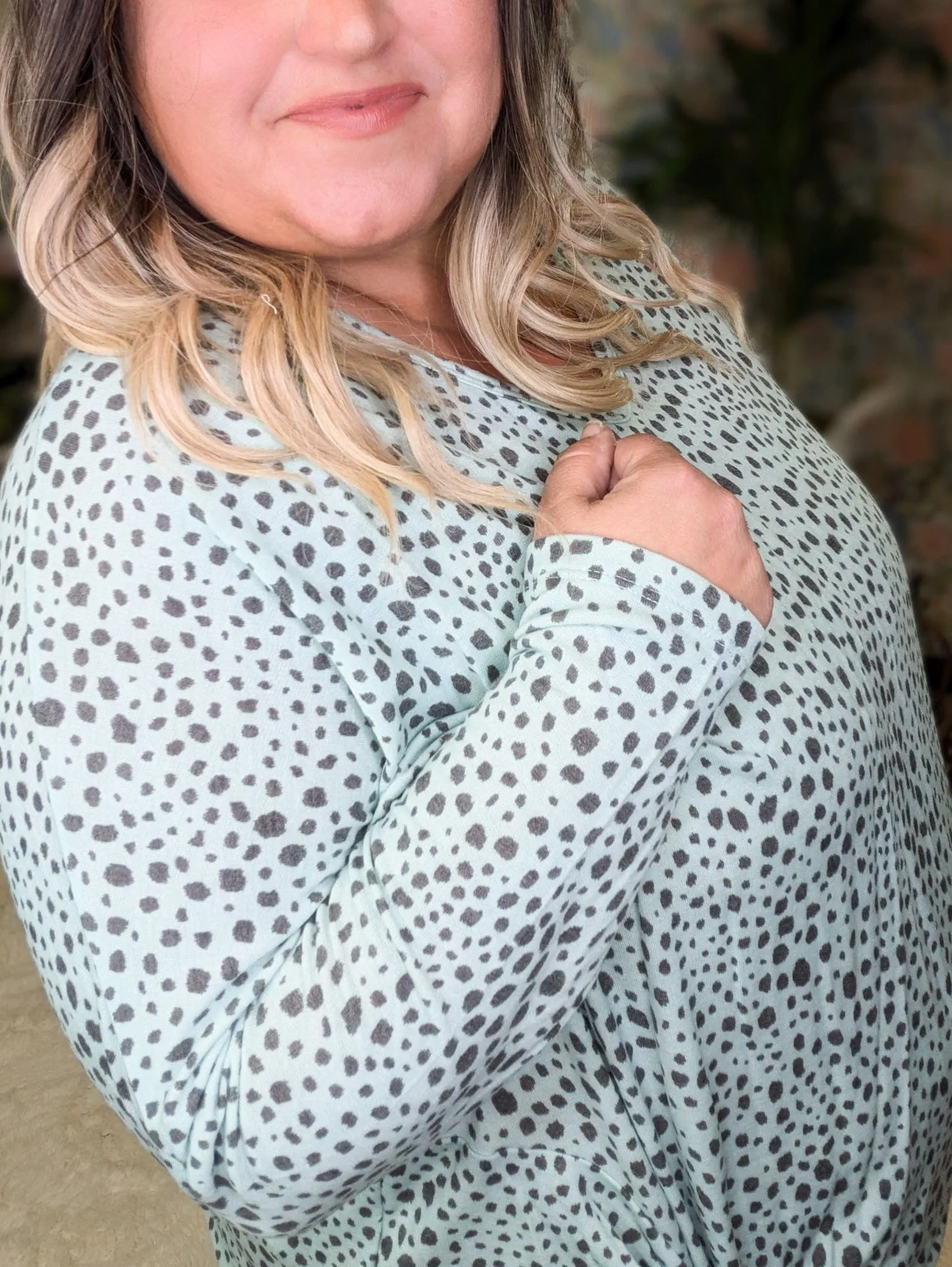 Gwenna Spotted   Knotted Vneck Pullover in Mint
