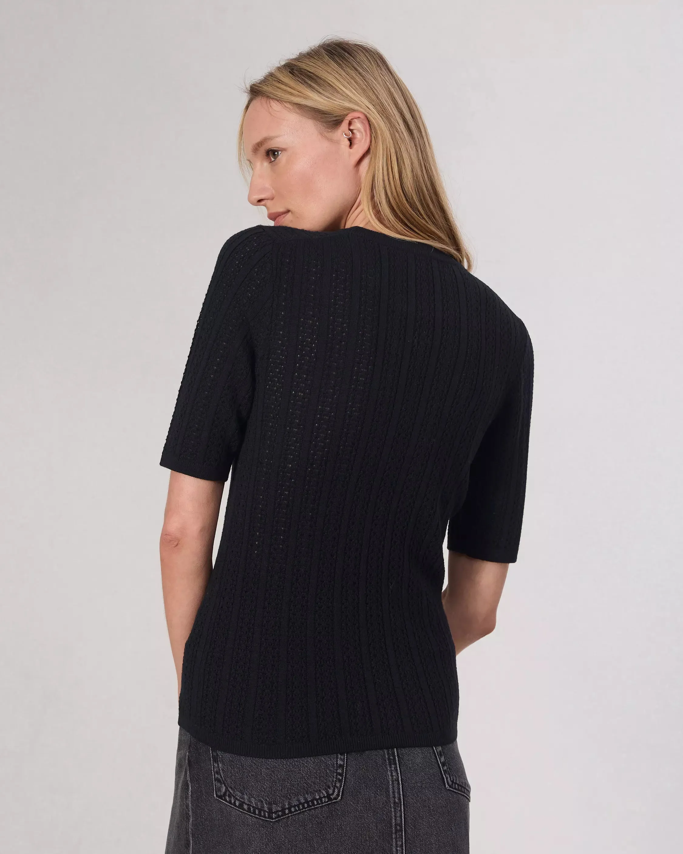 Tina Crew Top in black